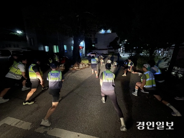 러닝순찰대에 참여한 주민 등이 최근 본격 순찰활동에 앞서 준비운동을 하고 있다. 가평/김민수기자 kms@kyeongin.com