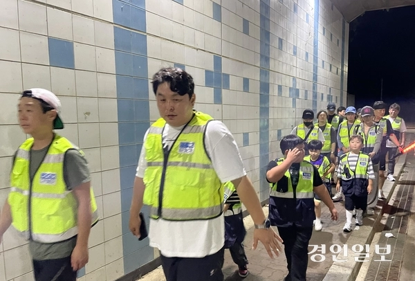 러닝순찰대가 최근 인적이 뜸한 터널을 도보로 순찰하고 있다. 가평/김민수기자 kms@kyeongin.com