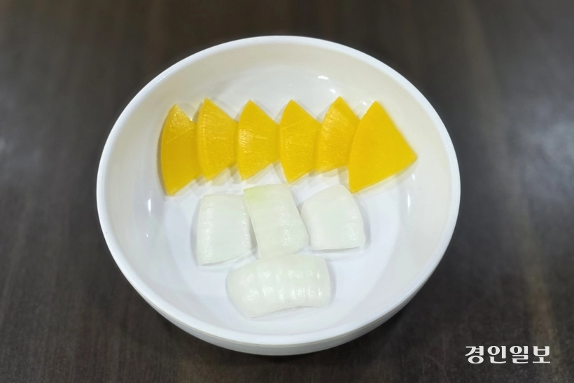 오른쪽 방향을 가리키듯 오와 열을 맞춰 정교하게 세팅돼 있는 단무지. /황성규기자 homerun@kyeongin.com