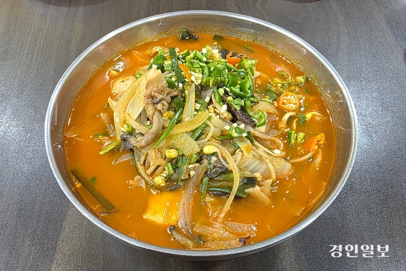 이 집 불짬뽕은 잘게 썰린 청양고추가 듬뿍 올라가 알싸한 맛과 향을 낸다. /황성규기자 homerun@kyeongin.com