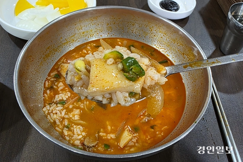 짬뽕 국물에 밥을 말아 오징어 올리고 청양고추 올리고. 아름다운 조합이다. /황성규기자 homerun@kyeongin.com