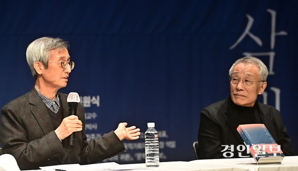 지난 2021년 12월3일 인천 중구 한중문화관 공연장에서 인천문화재단 한국근대문학관 주최 ‘철도원 삼대’ 북콘서트에서 최원식(왼쪽) 인하대 명예교수와 대담하고 있는 황석영 작가. /경인일보DB