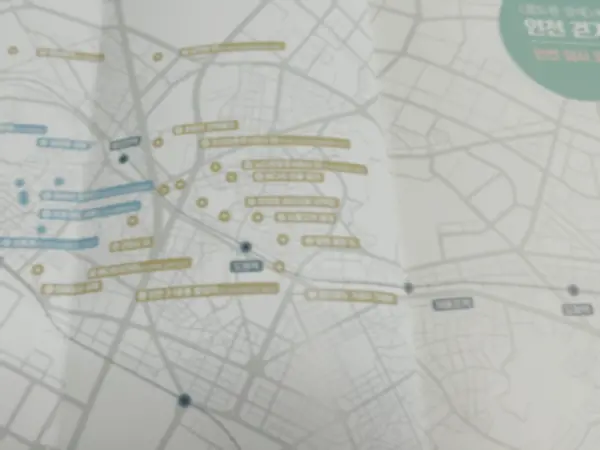 ‘철도원 삼대와 인천 걷기’ 속 답사 지도. 지도 이미지를 흐릿하게 처리했다.