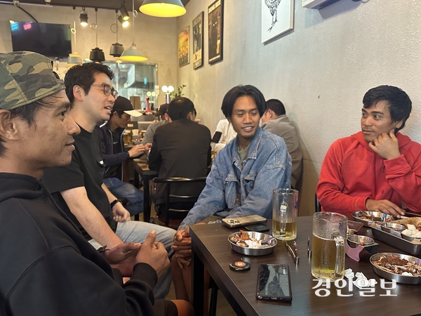 6일 오후 인천 중구 연안부두 한 치킨집에서 열린 ‘외국인 선원 위로 잔치’ 행사에서 인도네시아 국적의 인천 꽃게 어선 선원들이 이야기를 나누고 있다. 2025.10.6 /조경욱기자imjay@kyeongin.com