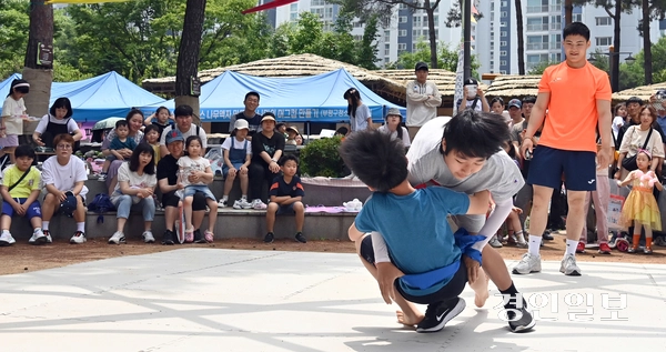 부평 단오축제 어린이 씨름대회가 열린 인천시 부평역사박물관에서 참가한 어린이들이 기량을 펼치고 있다. 2024.6.9 /김용국기자yong@kyeongin.com
