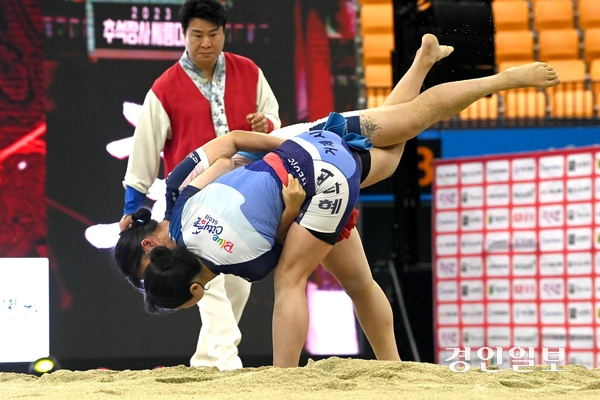 수원시 수원종합운동장실내체육관에서 열린 ‘2023 추석장사씨름대회’에서 참가자들이 열띤 기량을 펼치고 있다. 2023.9.12 /최은성기자 ces7198@kyeongin.com