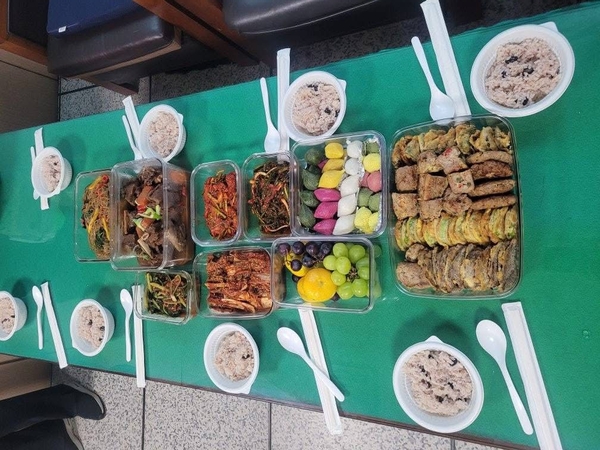 이권재 오산시장 배우자, 이선영 여사가 명절 당직근무를 서는 직원들을 위해 직접 요리해 준비한 명절도시락/ 독자제공