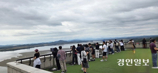 파주 통일동산 오두산 통일전망대 4층 옥상 전망대에서 관광객들이 강건너 북녘 땅을 바라보고 있다. 2025.10.4 파주/이종태기자 dolsaem@kyeongin.com