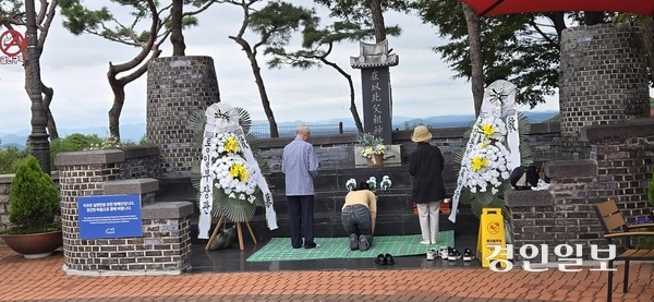 파주 통일동산 오두산 통일전망대 망배단에서 실향민이 제사를 지내고 있다. 2025.10.4 파주/이종태기자 dolsaem@kyeongin.com