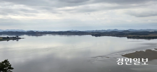 파주 통일동산 오두산 통일전망대에서 본 한강과 임진강이 만나는 교하(交河) 풍경. 2025.10.4 파주/이종태기자 dolsaem@kyeongin.com
