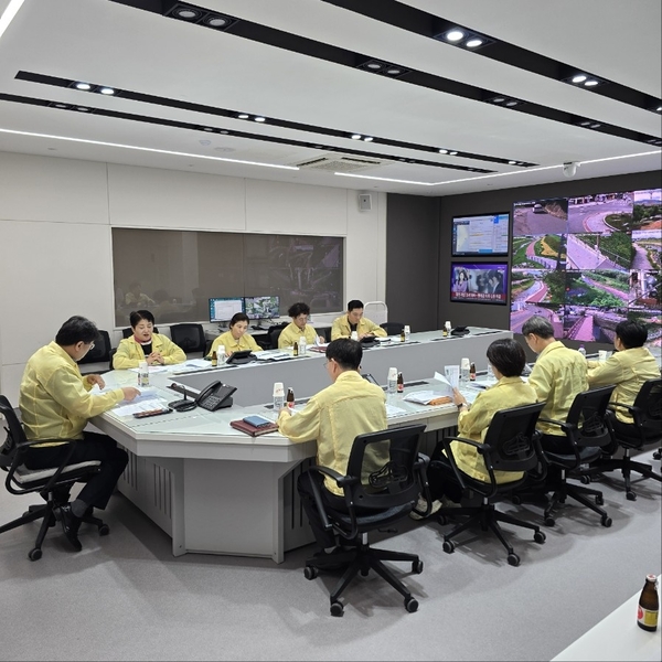 의왕시 재난안전상황실 고도화사업을 통해 지난 7월 감시카메라 영상 상황판과 영상회의실, 재난안전통신실 등의 시설을 갖추게 됐다. 사진은 의왕시청 3층에 위치한 재난안전상황실 전경. /의왕시 제공