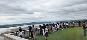 [현장르포] “언제나 갈 수 있을지”… 추석 연휴 북적이는 오두산 통일전망대 ‘망배단’