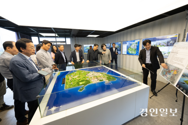 인천시의회 건설교통위원회 위원들이 지난해 9월 한상아일랜드 사업 현장을 찾아 주요 현황을 청취하고 있다. /인천시의회 제공