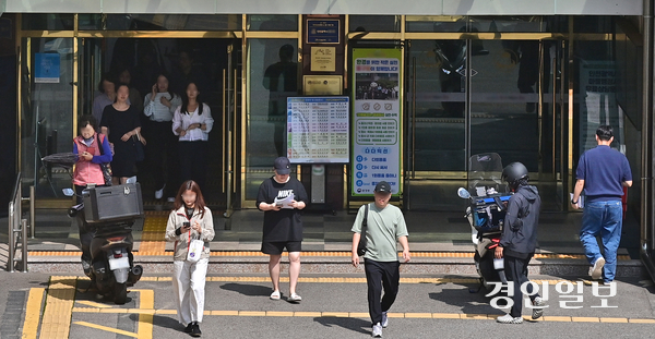 구내식당 없는 인천의 한 구청에서 공무원들이 점심을 먹기 위해 청사를 나서고 있다. 2025.9.26 /조재현기자 jhc@kyeongin.com