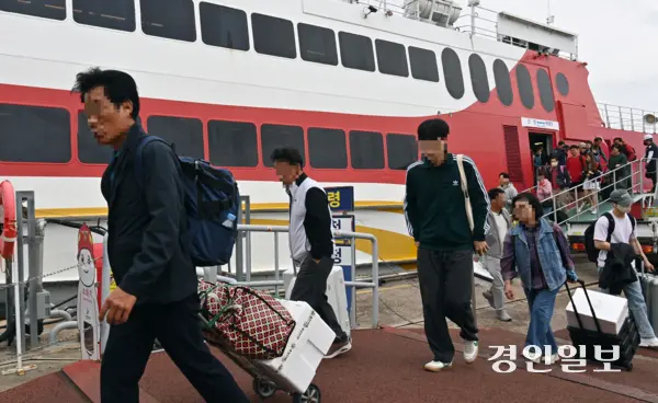 긴 연휴 마지막 날인 9일 인천연안여객터미널. 고향의 선물을 손에 들고 온 귀경객들이 배에서 내리고 있다. 2025.10.9 /김용국기자 yong@kyeongin.com