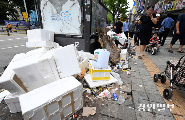 추석 연휴 동안 배출된 스티로폼 등 쓰레기가 9일 오후 수원 시내 도로변에 산더미처럼 쌓여 있어 도시 미관을 해치고 있다. 2025.10.9 /임열수기자 pplys@kyeongin.com