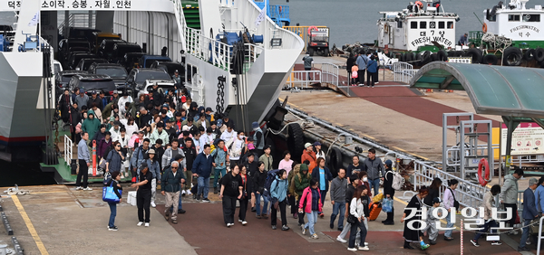 긴 연휴 마지막 날인 9일 인천연안여객터미널. 고향의 선물을 손에 들고 온 귀경객들이 배에서 내리고 있다. 2025.10.9 /김용국기자 yong@kyeongin.com