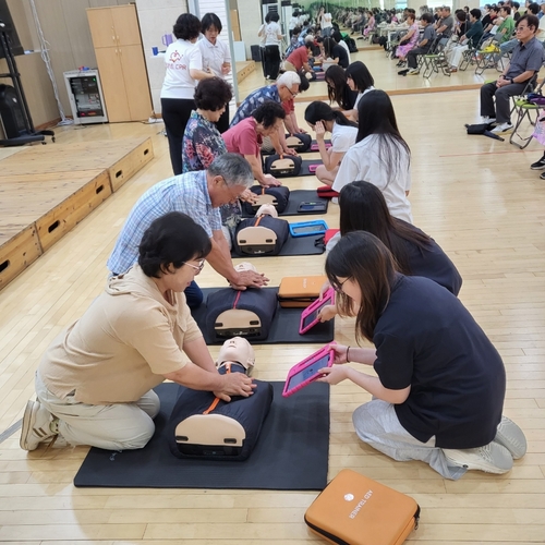 보건교육 거점학교인 검단고 학생들이 검단 노인복지관에서 봉사활동을 진행하고 있다. /검단고 제공
