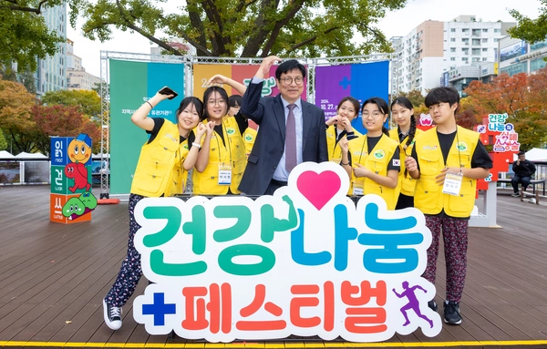 지난해 진행된 건강나눔 페스티벌에서 도성훈 인천시교육감이 참가자들과 기념촬영을 하고 있다. /인천시교육청 제공