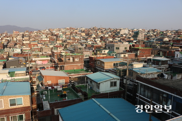 성남시가 원도심 재개발·재건축 아파트 등에 공급할 지역난방 문제를 해결하기 위해 중원구 상대원동 그린벨트에 열원시설(열병합발전소) 건립을 추진하고 있다. 사진은 재개발을 앞두고 있는 수진1구역 전경. /경인일보DB