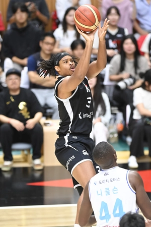 ‘힉스·하윤기 더블더블’ 수원 kt, 서울 삼성 잡고 2연승… 단독 선두올라