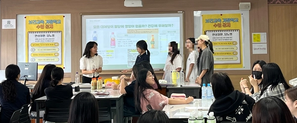 검단고 학생들이 제로 칼로리와 건강의 연관성을 실험하는 수업을 진행하고 있다. /검단고 제공