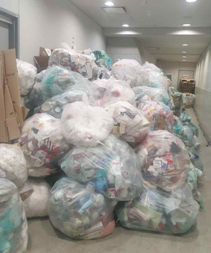 지난 8일 인천공항 직원들이 오가는 내부 통로에 쓰레기가 가득 쌓여 있다. 2025.10.8 /민주노총 공공운수노조 인천공항지역지부 제공