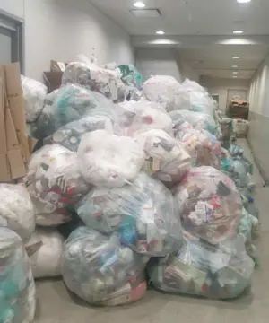 인천공항 추석연휴 파업… 직원통로 ‘쓰레기 산’