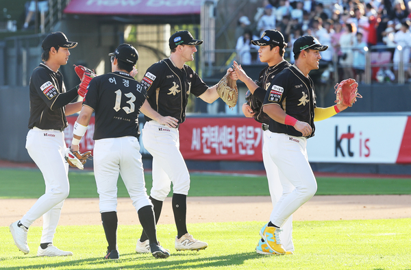 지난 9월 21일 수원케이티위즈파크에서 열린 2025 KBO리그 프로야구 삼성 라이온즈와 kt wiz의 경기. 6-3으로 승리한 kt 선수들이 기뻐하고 있다. 2025.9.21 /연합뉴스