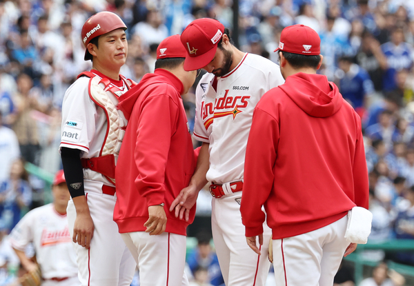 9일 인천SSG랜더스필드에서 열린 2025 프로야구 KBO리그 포스트시즌 준플레이오프 1차전 삼성 라이온즈와 SSG 랜더스의 경기에서 3회초 SSG 선발 투수 화이트가 교체되고 있다. 2025.10.9 /연합뉴스