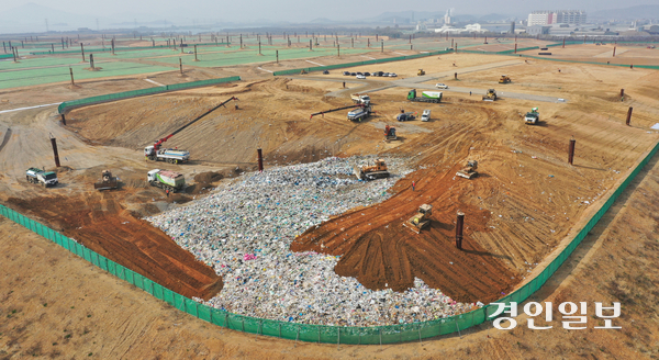 인천 서구 수도권 쓰레기 매립지 3-1 공구에서 불도저와 트럭이 생활폐기물을 직매립하고 있다. /경인일보DB