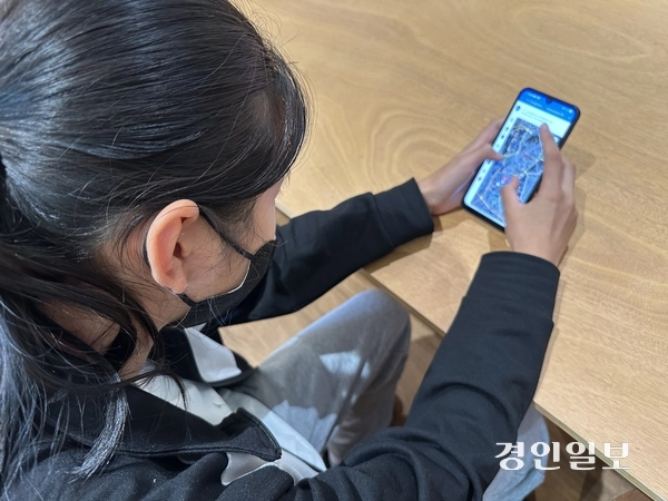 화성시  향납읍 발안산업단지 인근에 거주하는 러시아 국적의 B양(16)은  “오후 4시20분쯤 수업을 마치는데, 퇴근시간도 겹치다 보니 집에 가면 7시쯤이 된다”고 말했다. 2025.10.2/목은수기자wood@kyeongin.com