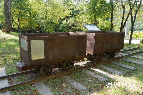 안양 병목안시민공원 어린이 놀이시설 옆에는 1930년대부터 1980년대까지 철도 건설 등을 위해 돌을 깨어 나르던 채석장 철로 시설과 궤도차량 일부가 전시되어 아픈 역사를 기억하게 한다. 2025.10.2. 안양/박상일기자 metro@kyeongin.com
