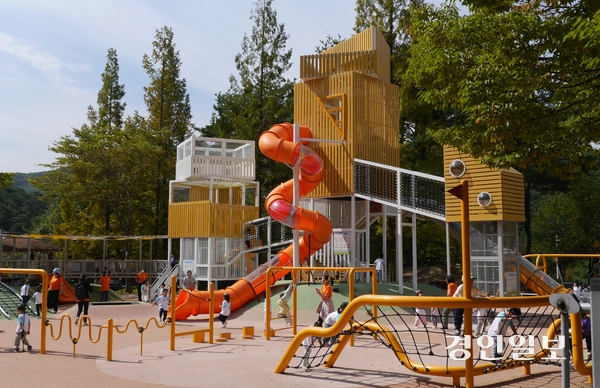 미끄러지고 매달리고 뛰어오르는 갖가지 시설들로 어린이들에게 인기가 많은 안양 병목안시민공원 모험놀이터. 2025.10.2. 안양/박상일기자 metro@kyeongin.com