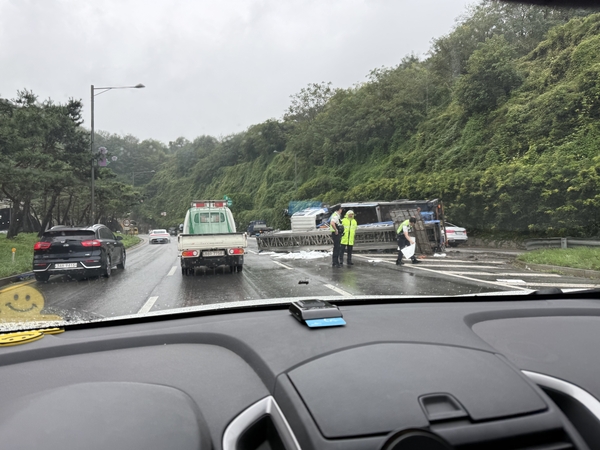 10일 오후 12시59분께 인천 미추홀구 학익동 문학터널 인근에서 이삿짐 사다리차가 빗길에 미끄러져 넘어져 동승자 한 명이 다쳤다. /독자 제공