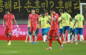 삼바리듬에 무너진 홍명보호, 브라질에 0-5 패배