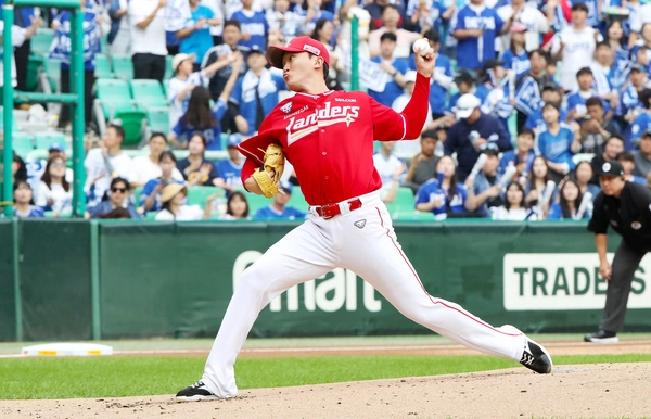 SSG 랜더스 김건우가 11일 인천SSG랜더스필드에서 열린 2025 신한 SOL 뱅크 준플레이오프 2차전에서 선발 투수로 등판해 투구하고 있다. 2025.10.11 /SSG 랜더스 제공