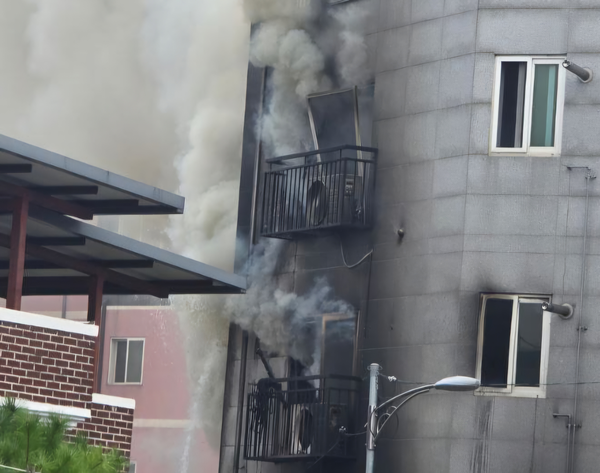 11일 오전 10시49분께 안성시 옥천동 5층 규모의 한 빌라 필로티 주차장에서 1톤 화물차에서 화재가 발생했다. 화물차에서 시작된 불이 건물 2층과 3층 창가 쪽 외벽으로 옮겨 붙었다. /경기소방재난본부 제공