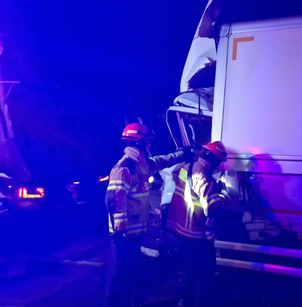 11일 오전 2시36분께 안성시 미양면 남안성IC 부근 1차로에서 차량 3대가 잇따라 부딪히는 사고가 발생했다. /경기소방재난본부 제공