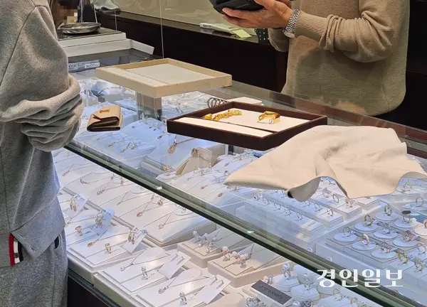 10일 오후 도내 한 귀금속 매장에 한 손님이 판매할 금을 감정 받고 있다. 2025.10.10 /김지원기자 zone@kyeongin.com