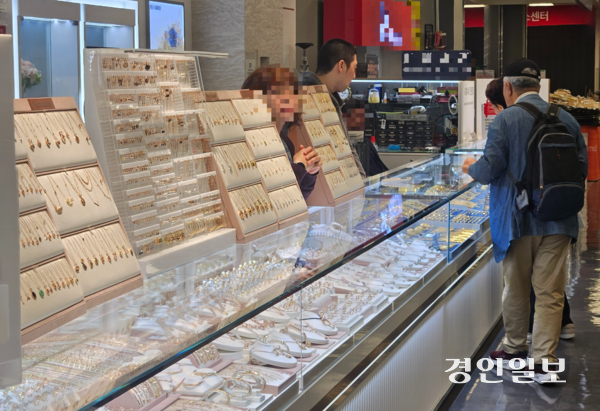 10일 오후 도내 한 귀금속 매장에 손님들이 금을 살펴보고 있다. 2025.10.10 /김지원기자 zone@kyeongin.com