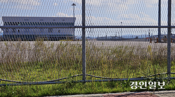 지난해 12월 문을 연 평택당진항 국제여객터미널 바로 옆 수천억원을 들인 카페리(여객)부두는 터미널 개장 후 1년 가까이 가동이 멈춰있다. 2025.10.12 /김종호기자 kikjh@kyeongin.com