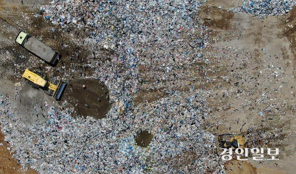 4자협의체가 진행한 수도권 대체매립지 4차 공모에 민간 2곳이 참여하겠다는 뜻을 밝혔다. 무산된 지난 3차례 공모와 달리 조건을 대폭 완화한 결과다. 인천 수도권쓰레기매립지 사용 종료를 위한 첫 단추를 끼웠다는 의미가 있다. 최종 후보지 선정까지 넘어야 할 많은 과제가 있다. 사진은 인천시 서구 수도권매립지 3-1매립장 전경. /경인일보DB