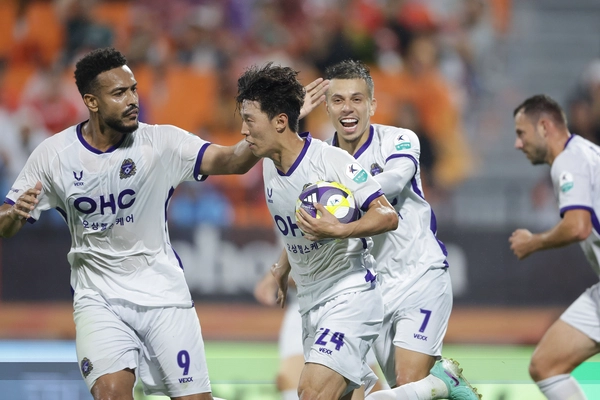 FC안양 김보경이 지난 5일 강릉하이원아레나에서 열린 강원FC와의 리그 32라운드 경기에서 골을 넣고 동료의 축하를 받고있다. 2025.10.5 /한국프로축구연맹 제공