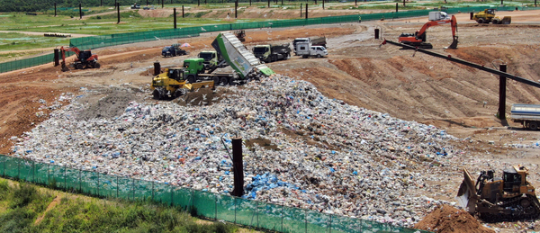 4자협의체가 진행한 수도권 대체매립지 4차 공모에 민간 2곳이 참여하겠다는 뜻을 밝혔다. 무산된 지난 3차례 공모와 달리 조건을 대폭 완화한 결과다. 인천 수도권쓰레기매립지 사용 종료를 위한 첫 단추를 끼웠다는 의미가 있다. 최종 후보지 선정까지 넘어야 할 많은 과제가 있다. 사진은 인천시 서구 수도권매립지 3-1매립장 전경. /경인일보DB