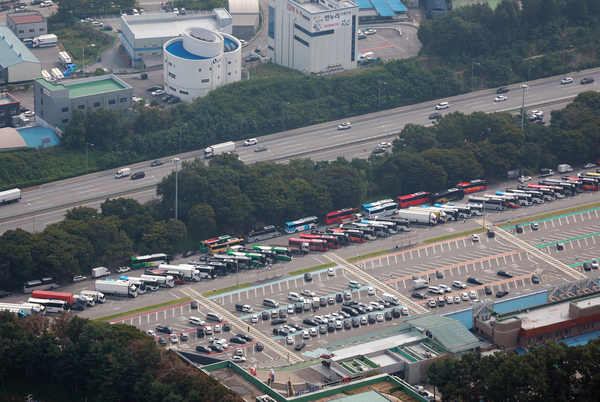 영동고속도로 내 덕평휴게소와 용인휴게소는 서로 거리가 멀지 않은데 기름값이 차이나 소비자들이 의문을 표하고 있다. 사진은 지난 2일 경찰청 헬기에서 바라본 경기도 용인시 기흥휴게소 부산 방향 인근 경부고속도로의 모습. 2025.10.2 /연합뉴스