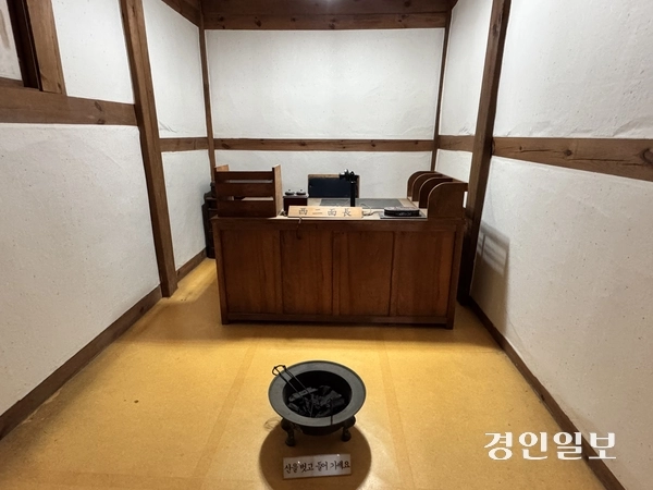 옛 서이면사무소 내부 복원된 면장 집무실. 2025.10.10 /한규준기자 kkyu@kyeongin.com