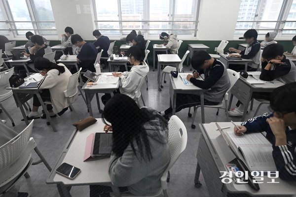 2026학년도 대학수학능력시험을 한 달여 앞둔 13일 오전 수원시 영통구 효원고등학교에서 3학년 학생들이 자습을 하고 있다. 2025.10.13 /최은성기자 ces7198@kyeongin.com