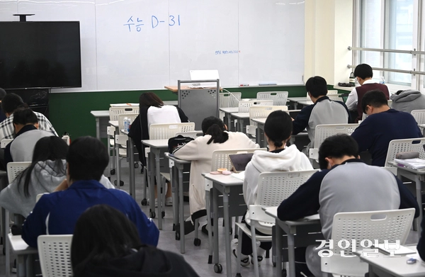 2026학년도 대학수학능력시험을 한 달여 앞둔 13일 오전 수원시 영통구 효원고등학교에서 3학년 학생들이 자습을 하고 있다. 2025.10.13 /최은성기자 ces7198@kyeongin.com