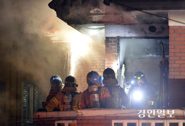 사진은 한 주택에서 불이 나 긴급 출동한 소방관들이 진압하고 있는 모습. /경인일보DB